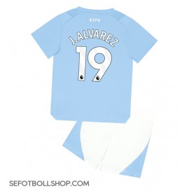 Billiga Manchester City Julian Alvarez #19 Barnkläder Hemma fotbollskläder till baby 2023-24 Kortärmad (+ Korta byxor)